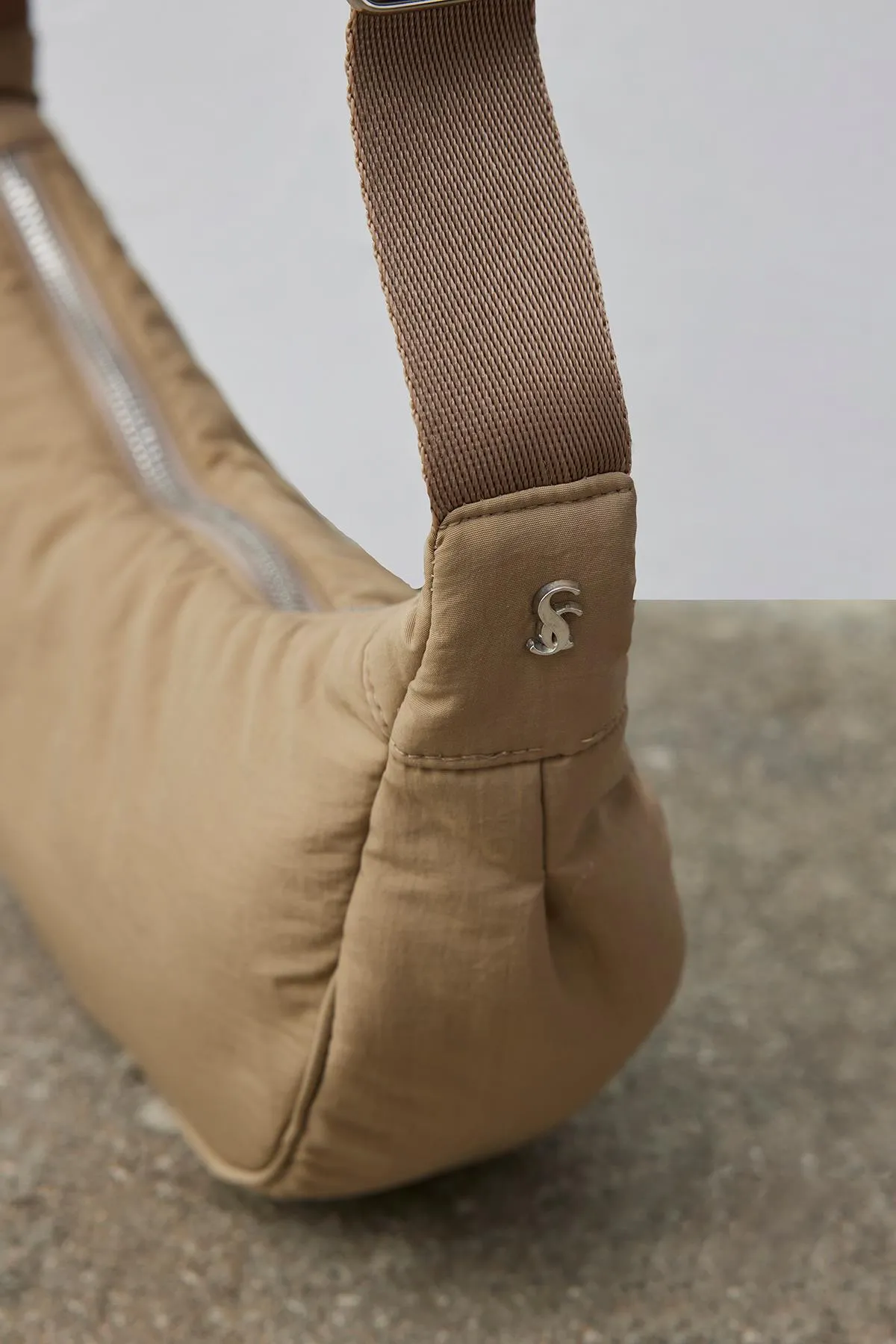 Suud Collection  Kamelfarbene Mini-Dad-Tasche im 90er-Stil