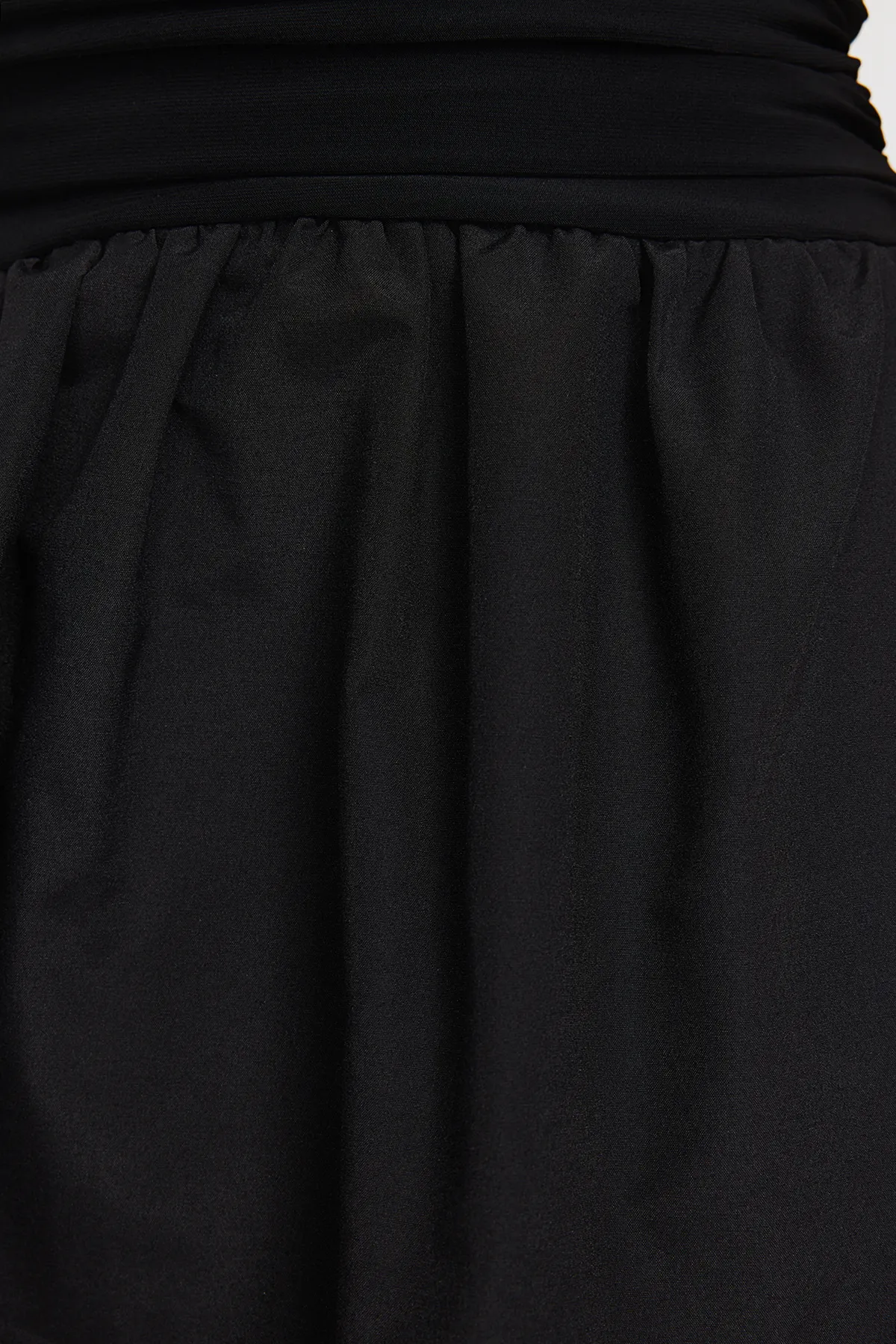 Trendyol Collection  Schwarzes Skater-Abendkleid aus Webstoff – Stilvolles und taillenbetontes Design