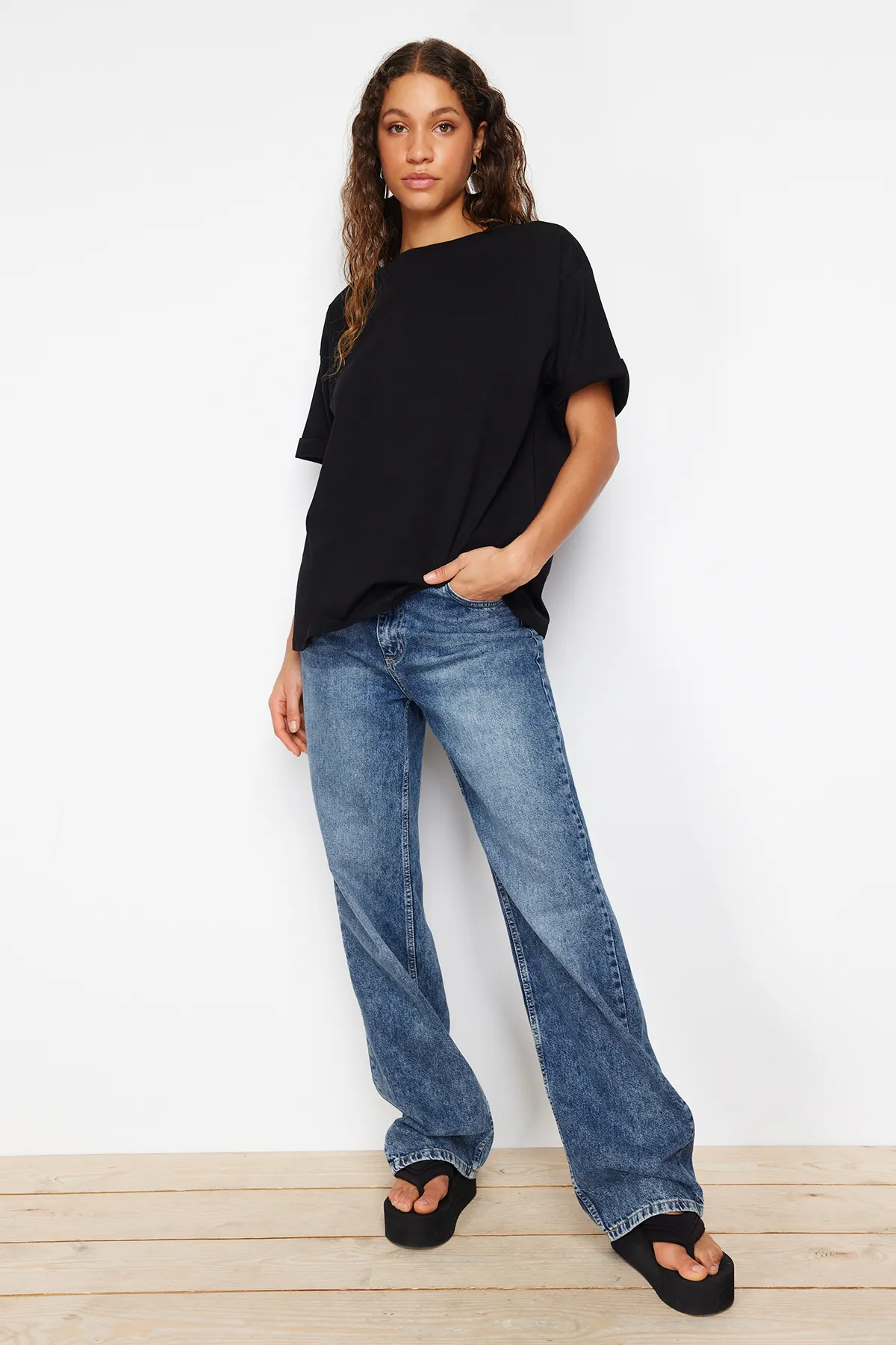Trendyol Collection  Schwarzes Premium-Strick-T-Shirt mit Rundhalsausschnitt aus 100 % Baumwolle in Übergröße/weiter Passform TWOSS23TS00040