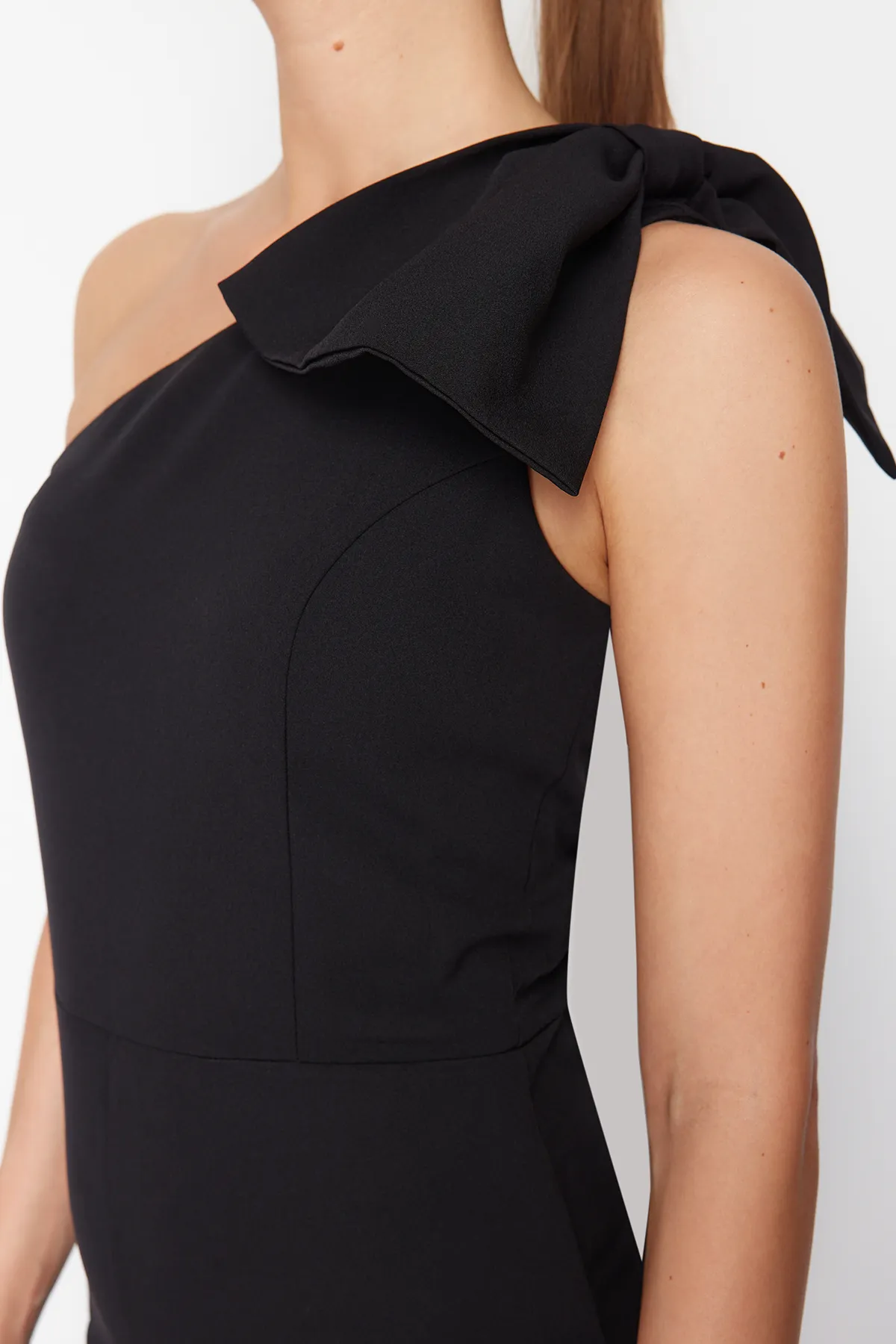 Trendyol Collection  Schwarzer gewebter Jumpsuit mit einem Ärmel – TPRSS24TU00010 mit Schleifendetail