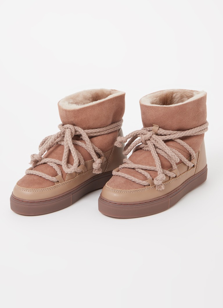 Klasyczne buty śnieżne Inukikii z owczej skóry ze skórzanymi detalami.