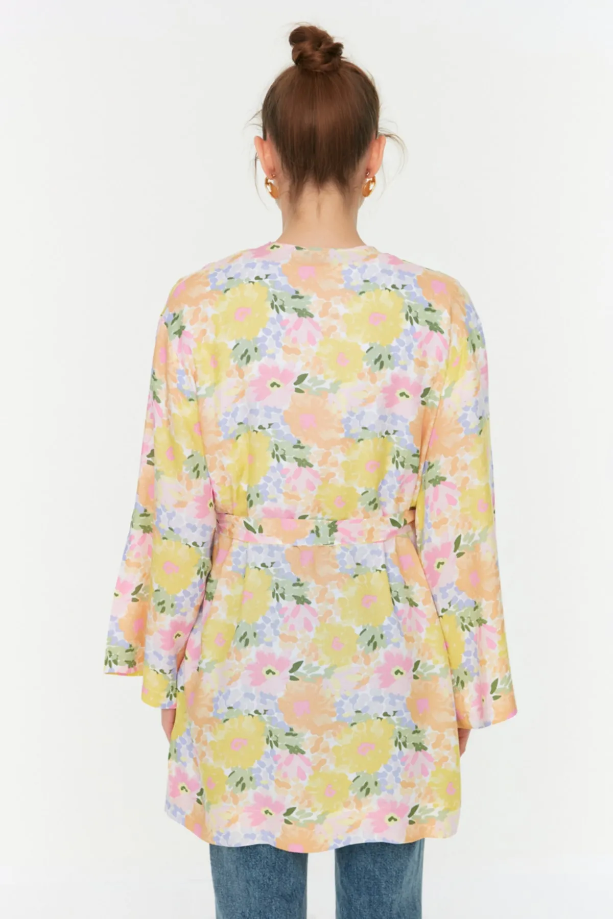 Trendyol Modest  Mehrfarbiger, floral gemusterter Kimono und Kaftan mit Bindedetail und Taschen TCTSS21KK0004