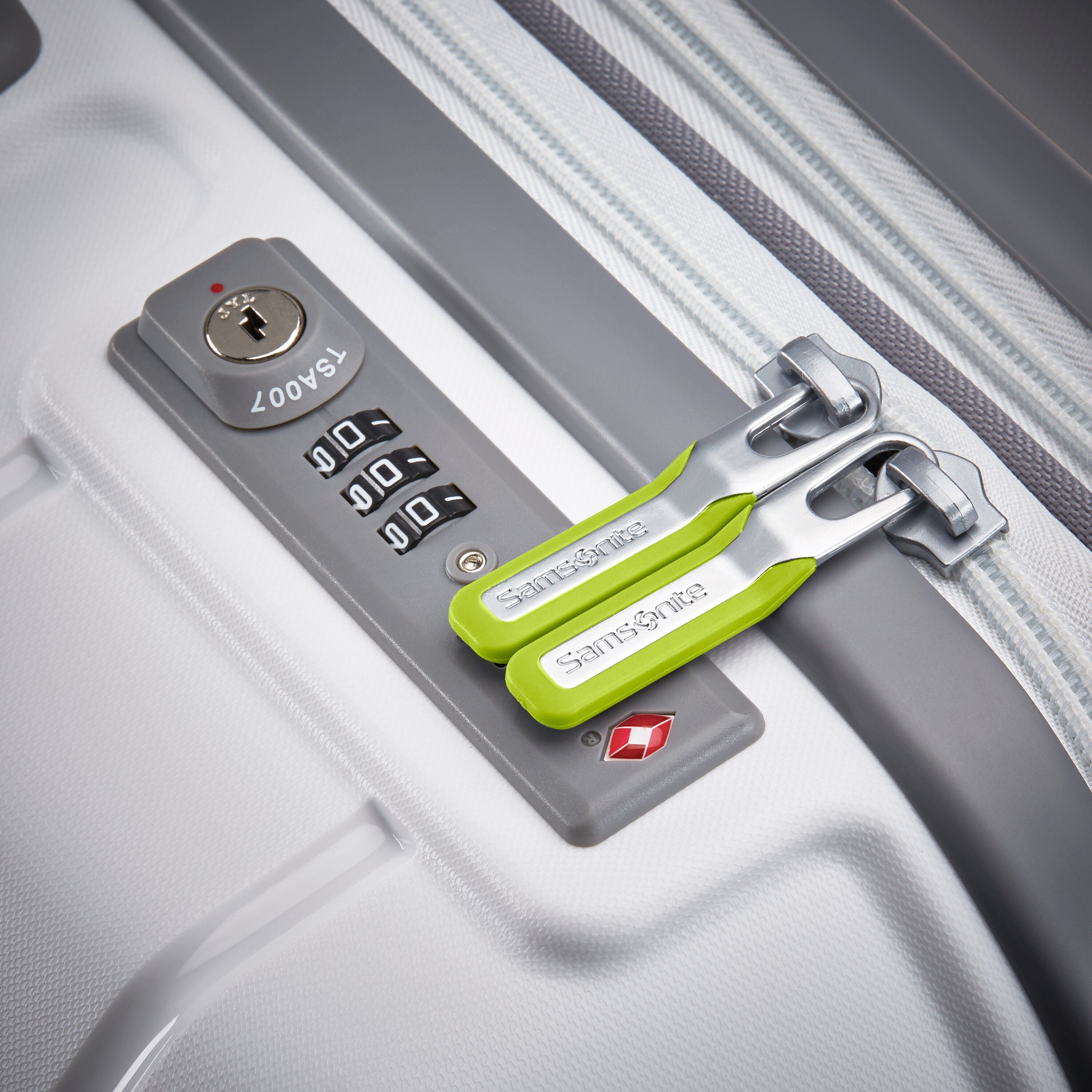 SAMSONITE FREEFORM CARRY-ON SPINNER