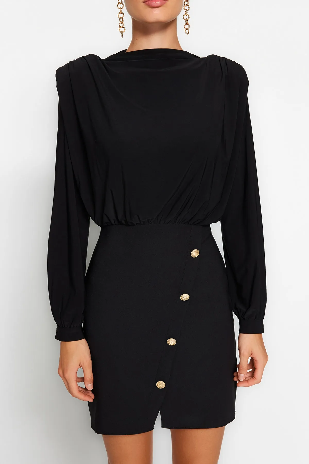 Trendyol Collection  Schwarzes, figurbetontes, wattiertes, gewebtes Kleid mit Knöpfen TWOAW24EL00483