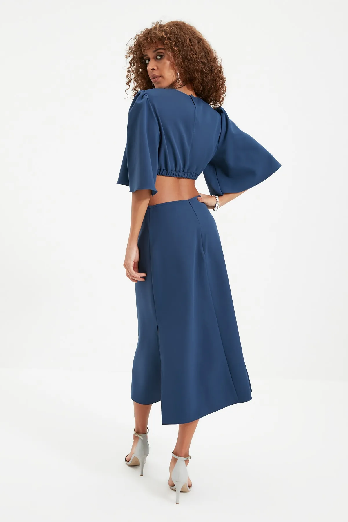 Trendyol Collection  Indigofarbenes, detailliertes Webkleid mit Cut-Outs TWOAW22EL0468