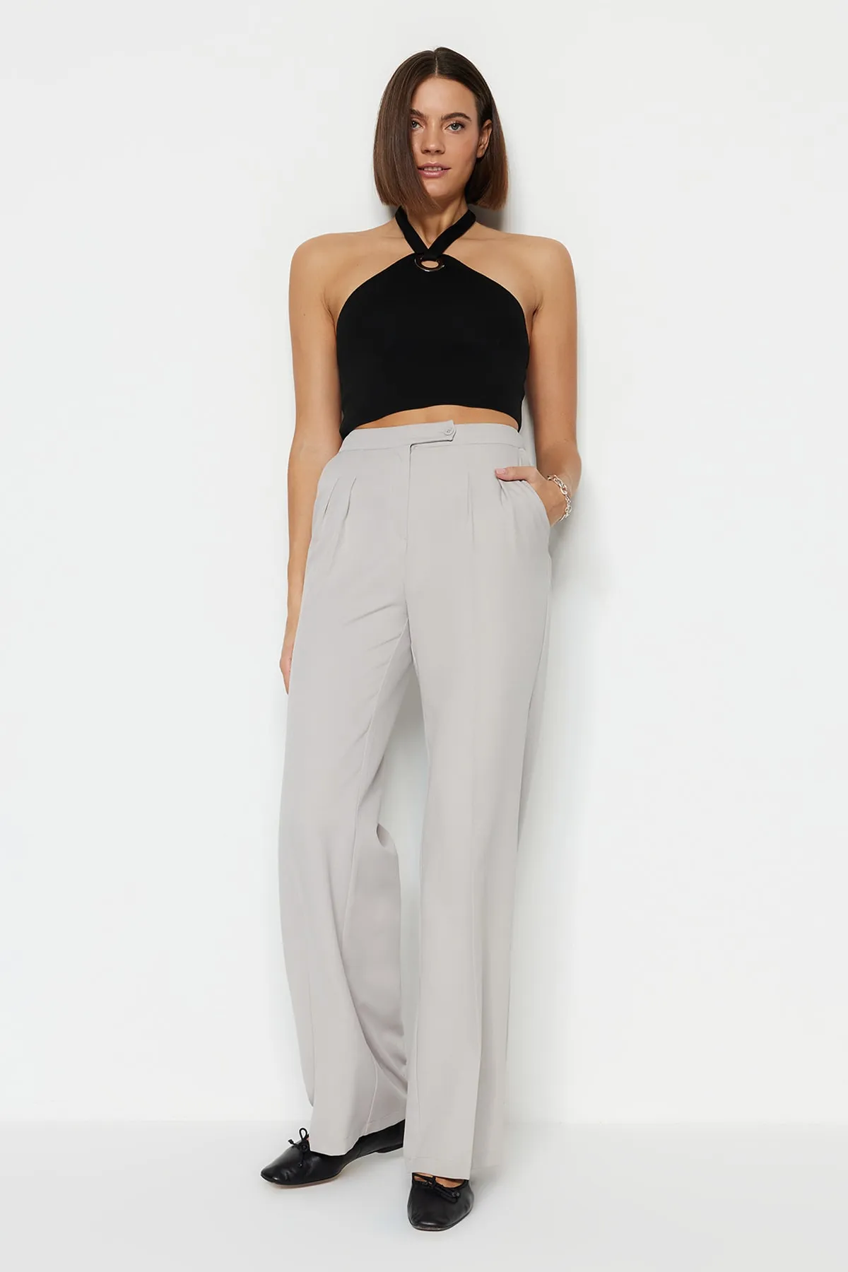 Trendyol Collection  Graue gewebte Hose mit weitem Bein und hoher Taille TWOAW22PL0066