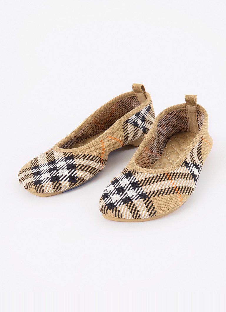 Burberry-ballerina, jossa neulottu päällinen ja ruutukuvio