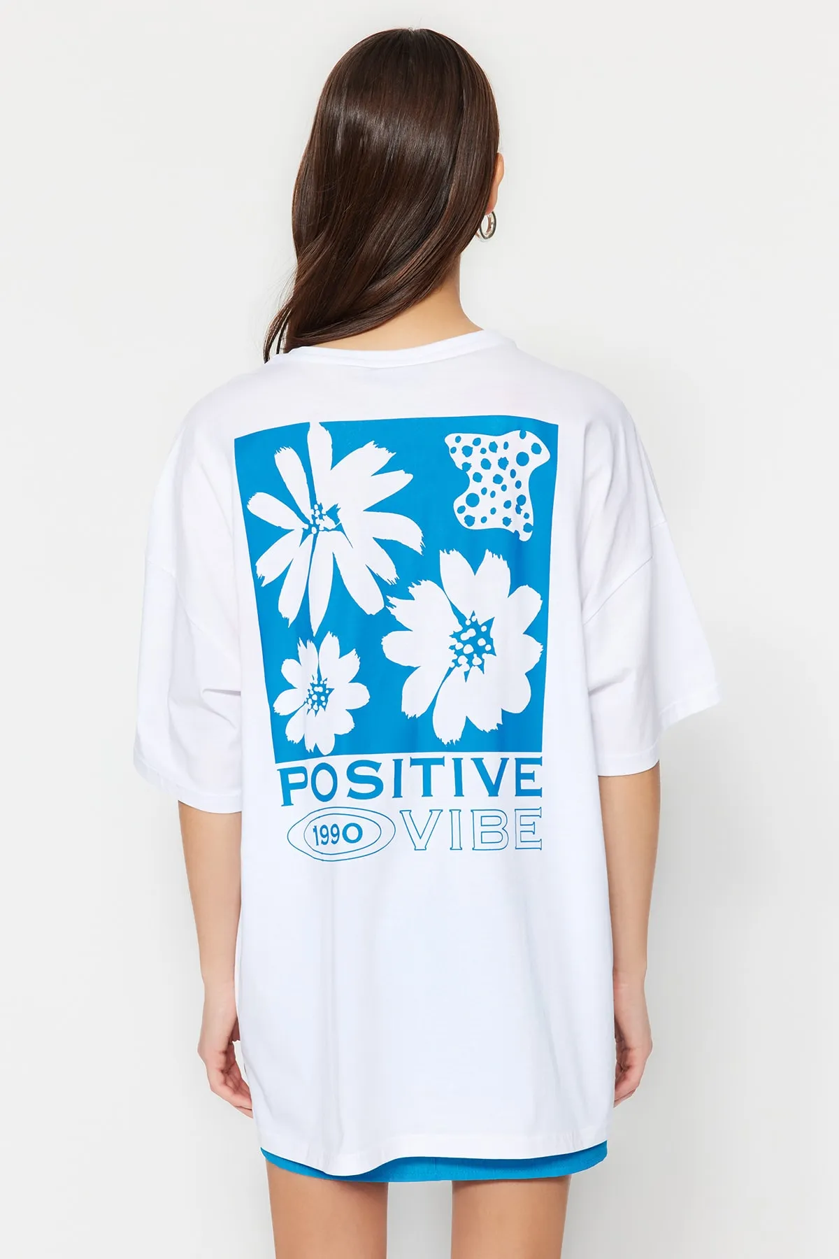 Trendyol Collection  Weißes Strick-T-Shirt mit Rundhalsausschnitt aus 100 % Baumwolle mit Aufdruck auf der Rückseite und weiter Passform TWOSS23TS00321