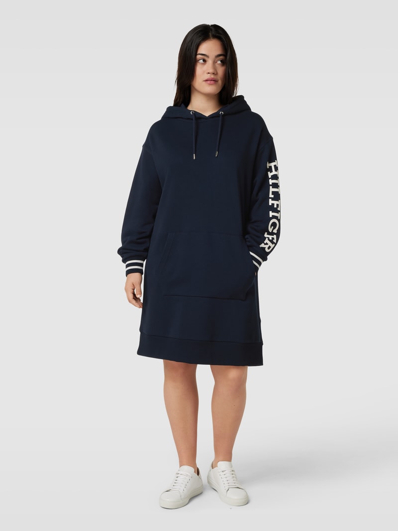 PLUS SIZE Sweatkleid mit Label-Print in marineblau