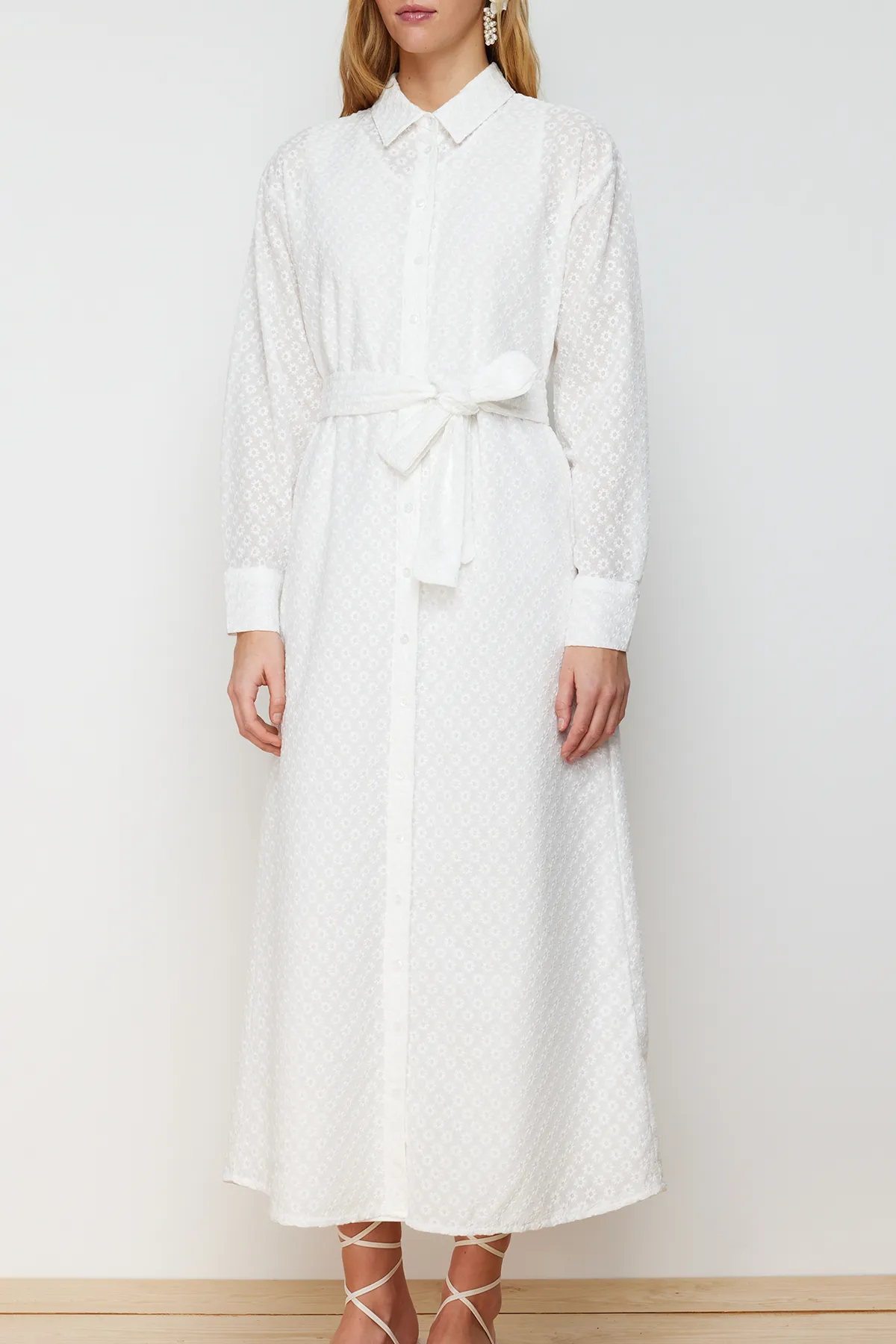 Trendyol Modest  Weißes, geblümtes, gewebtes Hemdkleid mit Gürtel, Stickerei und Futter TCTSS24EB00052