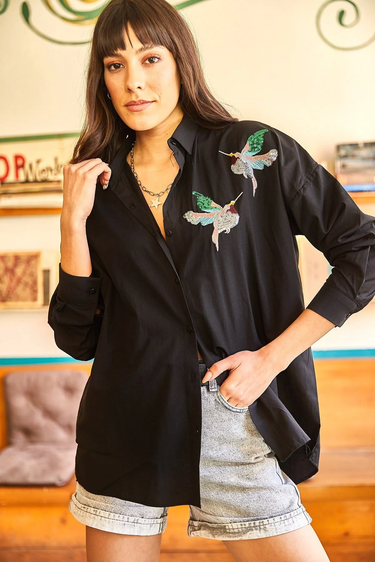 Olalook  Schwarzes gewebtes Boyfriend-Hemd mit Vogel-Paillettendetail für Damen GML-19000992