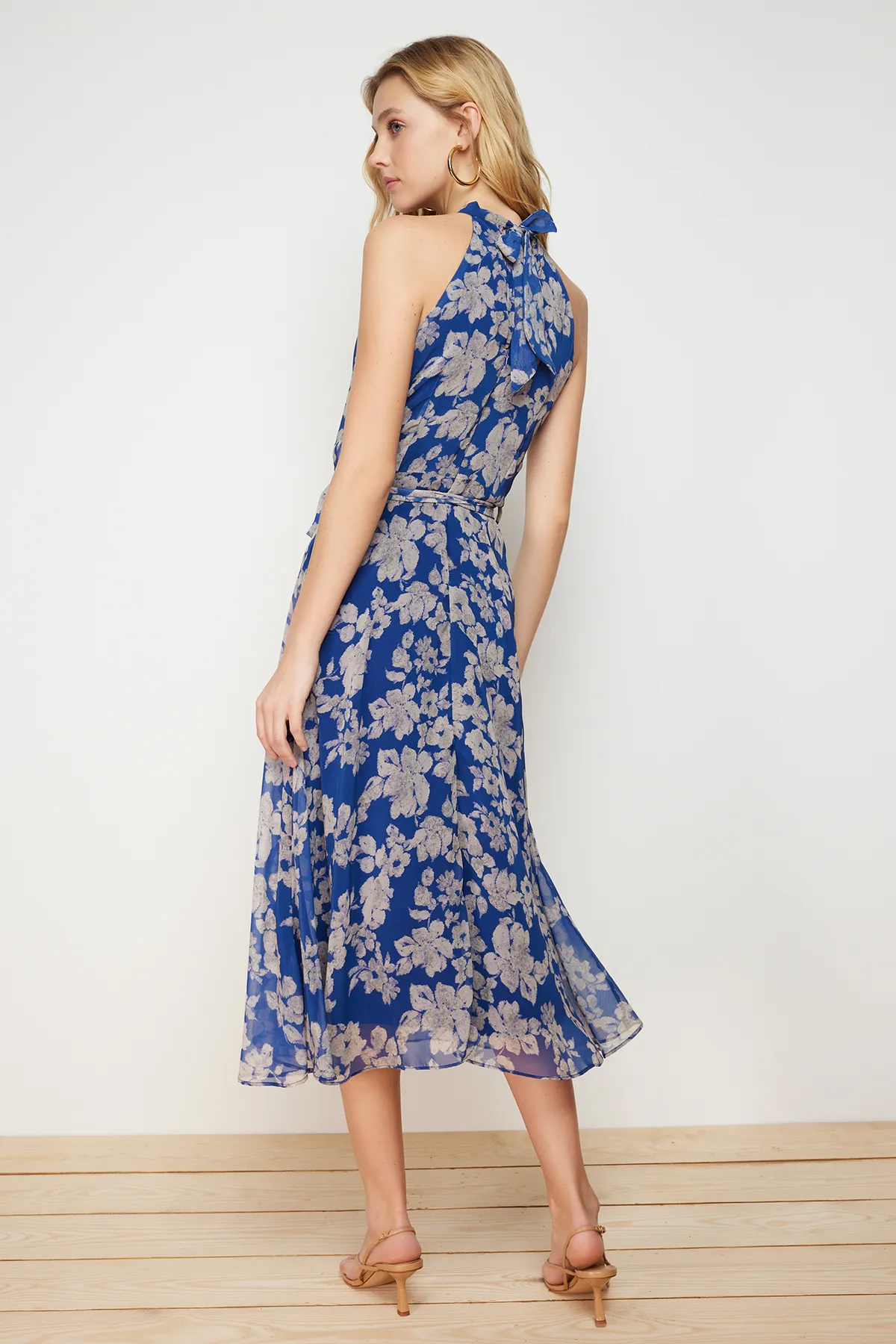 Trendyol Collection  Marineblaues, ärmelloses, gewebtes Kleid in A-Linie mit Gürtel und Midi-Futter und Neckholder und Blumendruck TWOSS20EL2536
