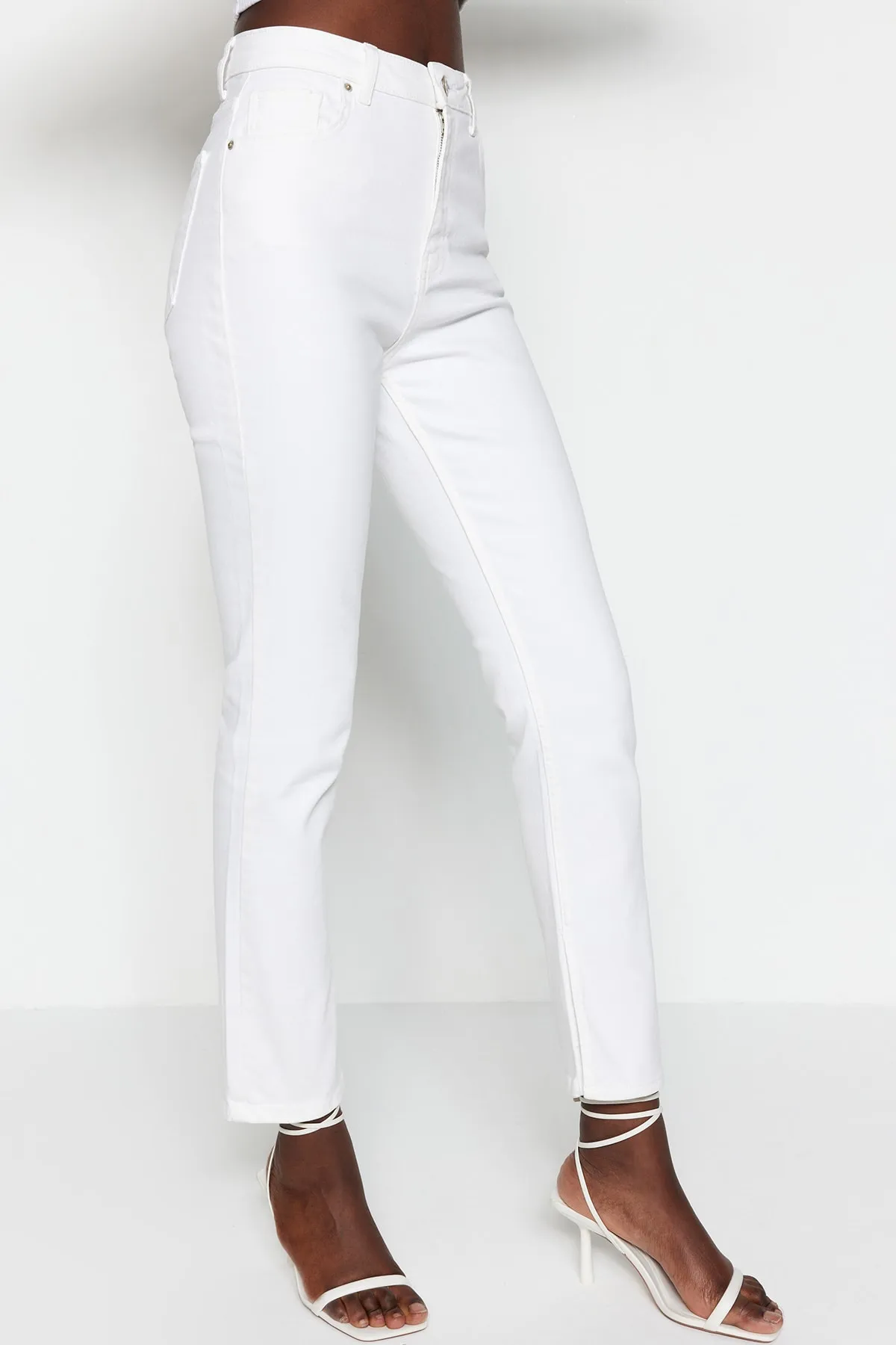 Trendyol Collection  Weiße Bootcut-Jeans mit Schlitz und hoher Taille