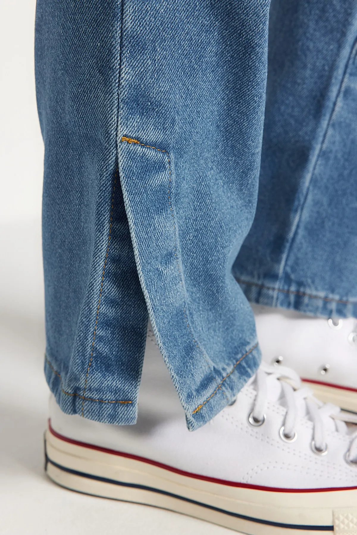 Trendyol Collection  Hellblaue Bootcut-Jeans mit Schlitz und hoher Taille TWOAW22JE0561