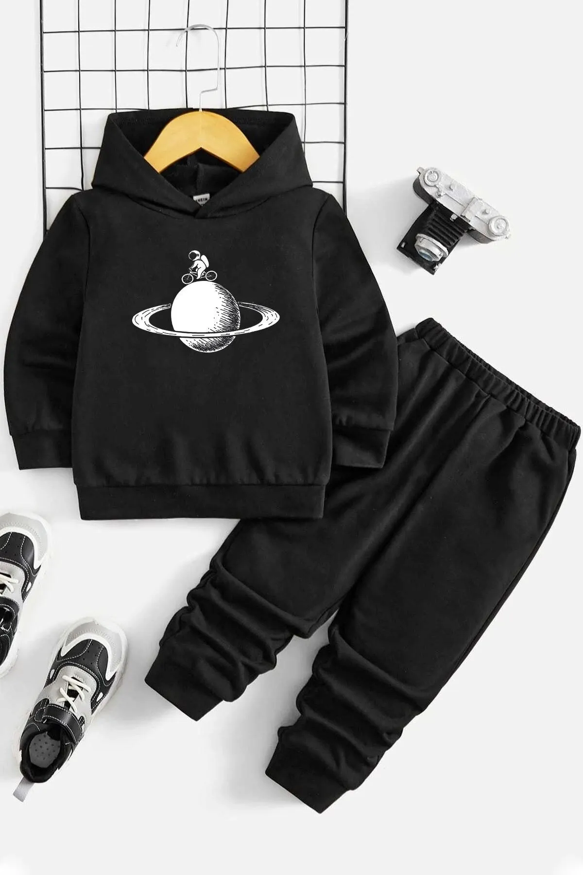 uyguntarz  Kinder-Trainingsanzug-Set „Astronaut Rides“.