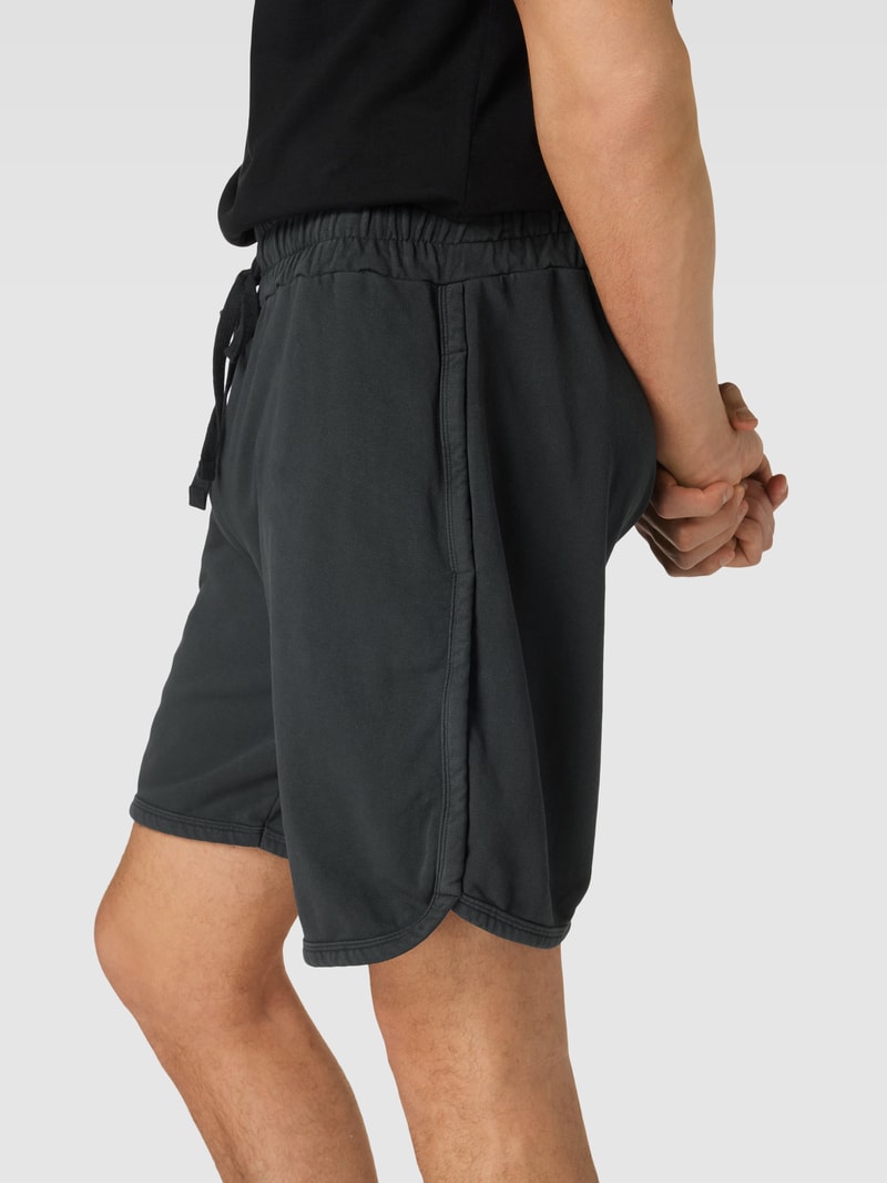Shorts mit seitlichen Eingrifftaschen Modell 'Nash' in schwarz