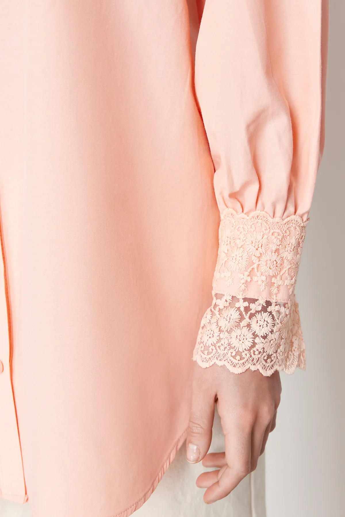 Trendyol Modest  Detailliertes, gewebtes Hemd mit Puderspitzenstickerei TCTSS24TG00035