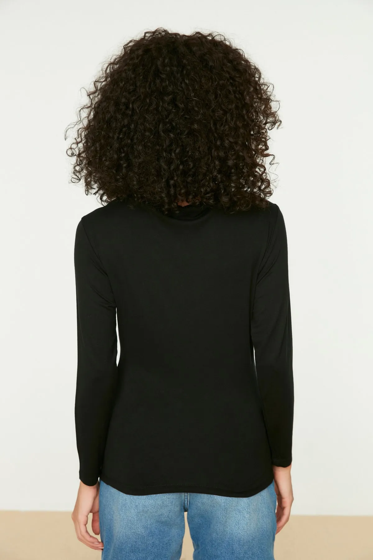 Trendyol Collection  Schwarze, langärmelige, dehnbare Viskose-Strickbluse mit Bateau-Ausschnitt TWOAW21BZ0106