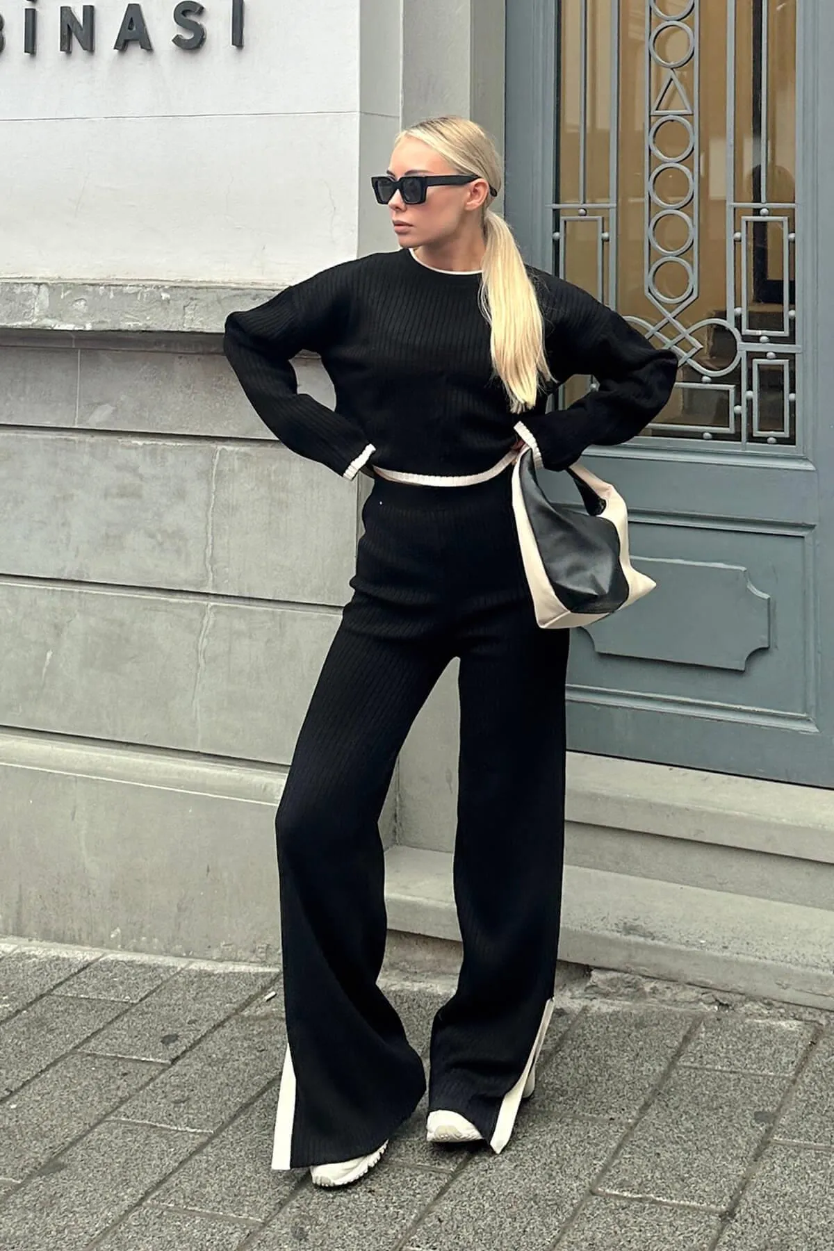 Swist  Schwarzes, interstitielles, gestreiftes, geschlitztes Strick-Crop-Hose-Strickwaren-Bottom-Top-Set für Damen