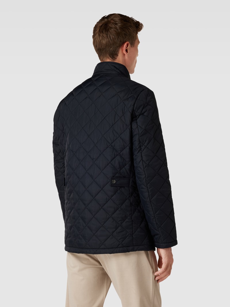 Steppjacke mit Stehkragen in schwarz