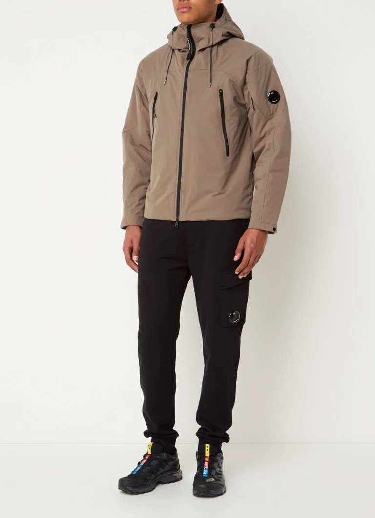 Jachetă matlasată CP Company cu buzunare cu fermoar.