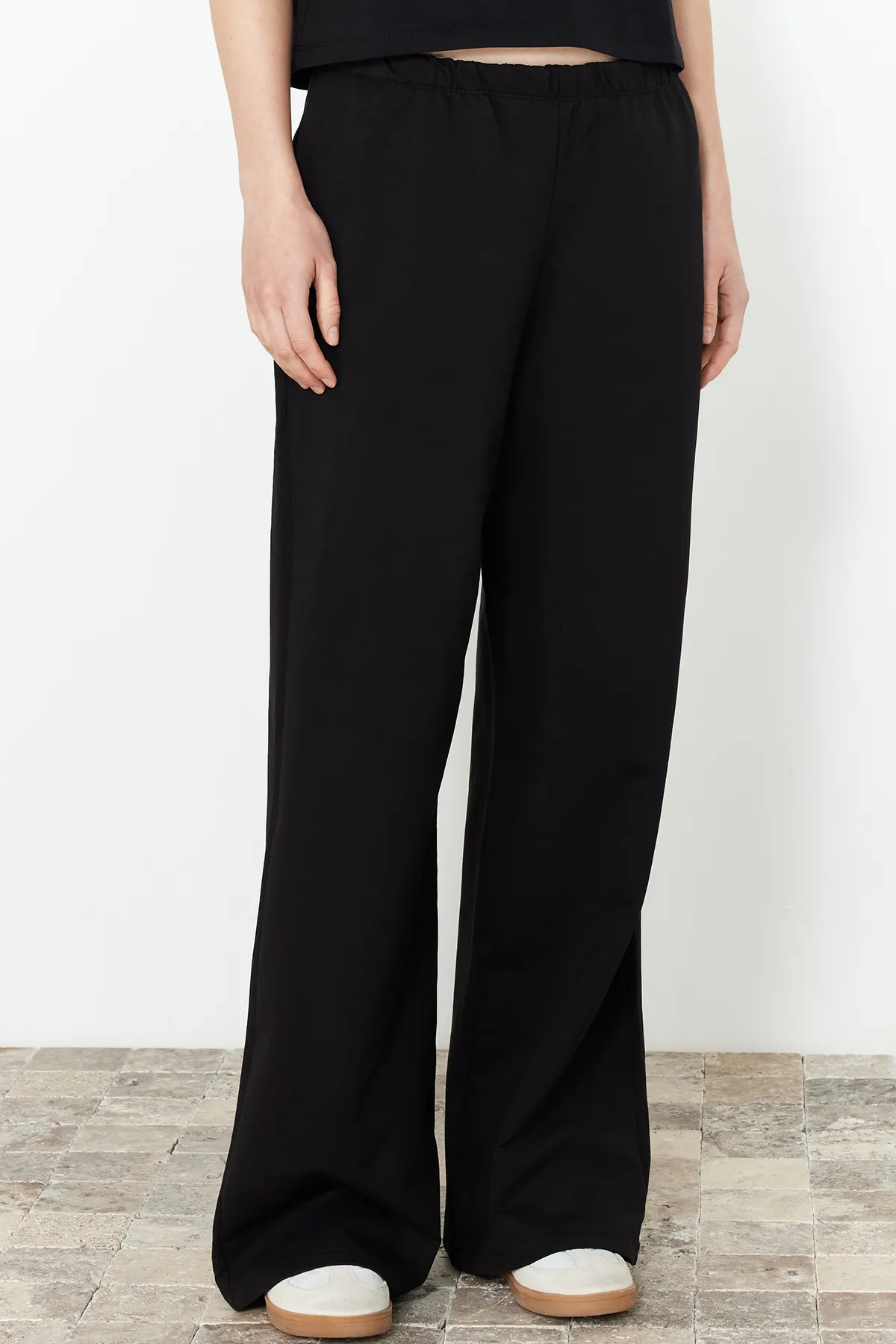 Trendyol Collection  Schwarzes Set aus Oberteil und Unterteil aus 100 % Baumwolle mit weitem Bein und ohne Ärmel TWOSS24AU00062