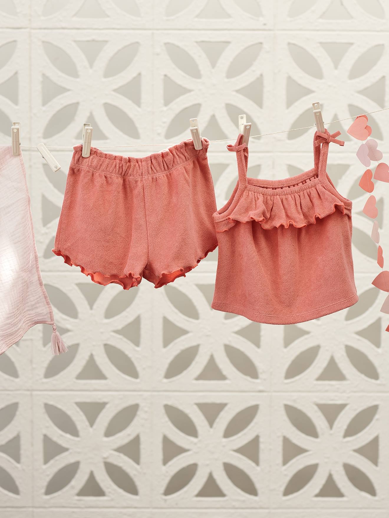 Ensemble en éponge bébé top à bretelles et short corail
