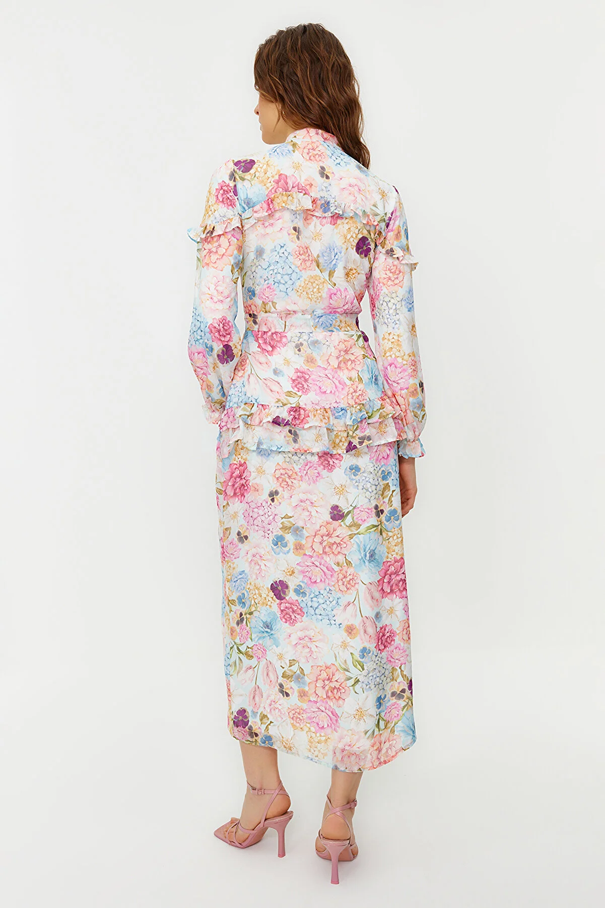 Trendyol Modest  Fliederfarbenes Kleid aus gewebtem Chiffon mit floralem Rüschendetail und Futter TCTSS24EB00003