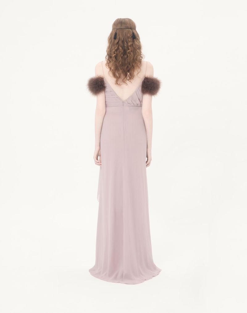 Vestido longo em georgette leve com penas.