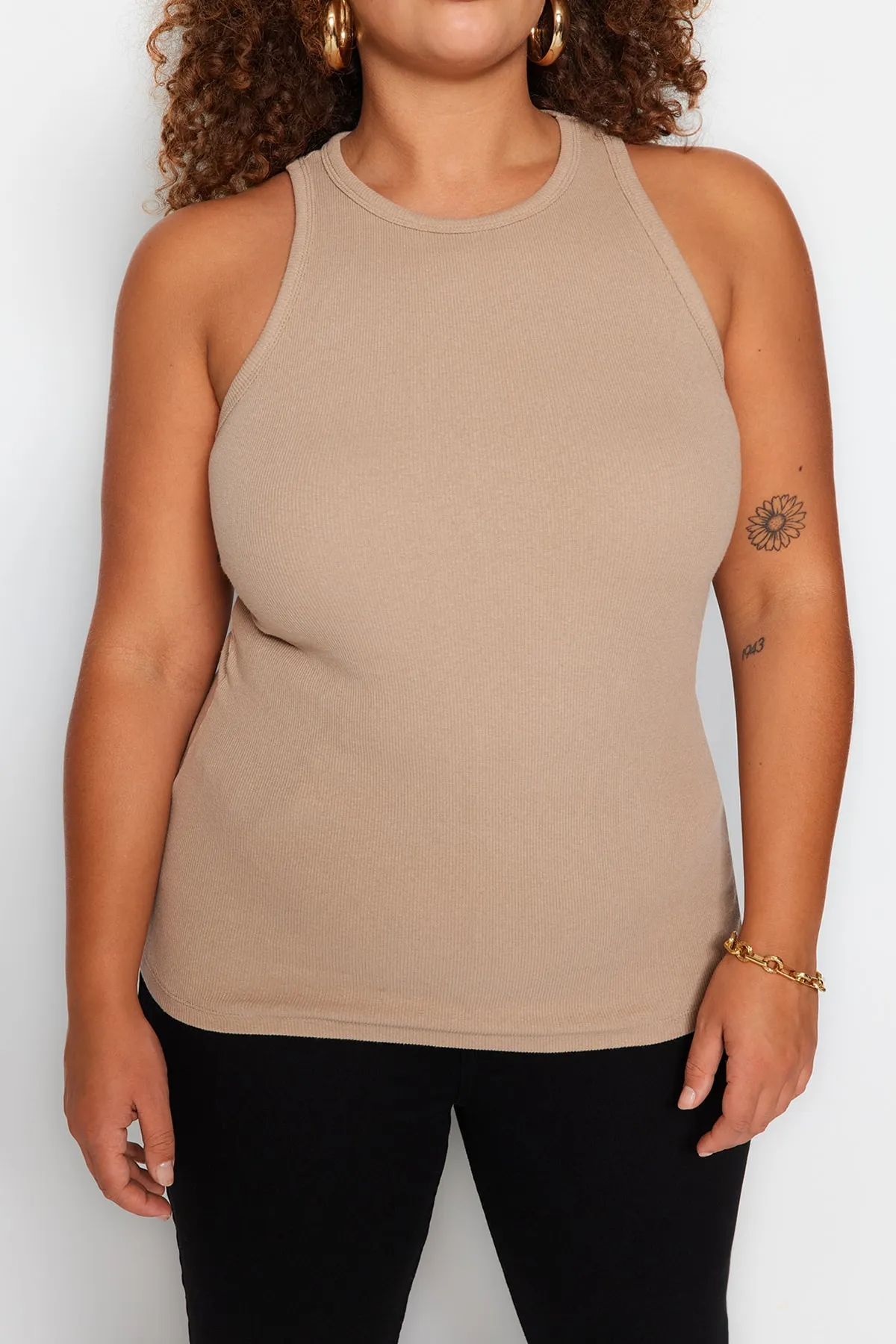 Trendyol Curve  Basic-Strick-Tanktop mit Neckholder-Kragen in Nerzfarben TBBSS23CV00001