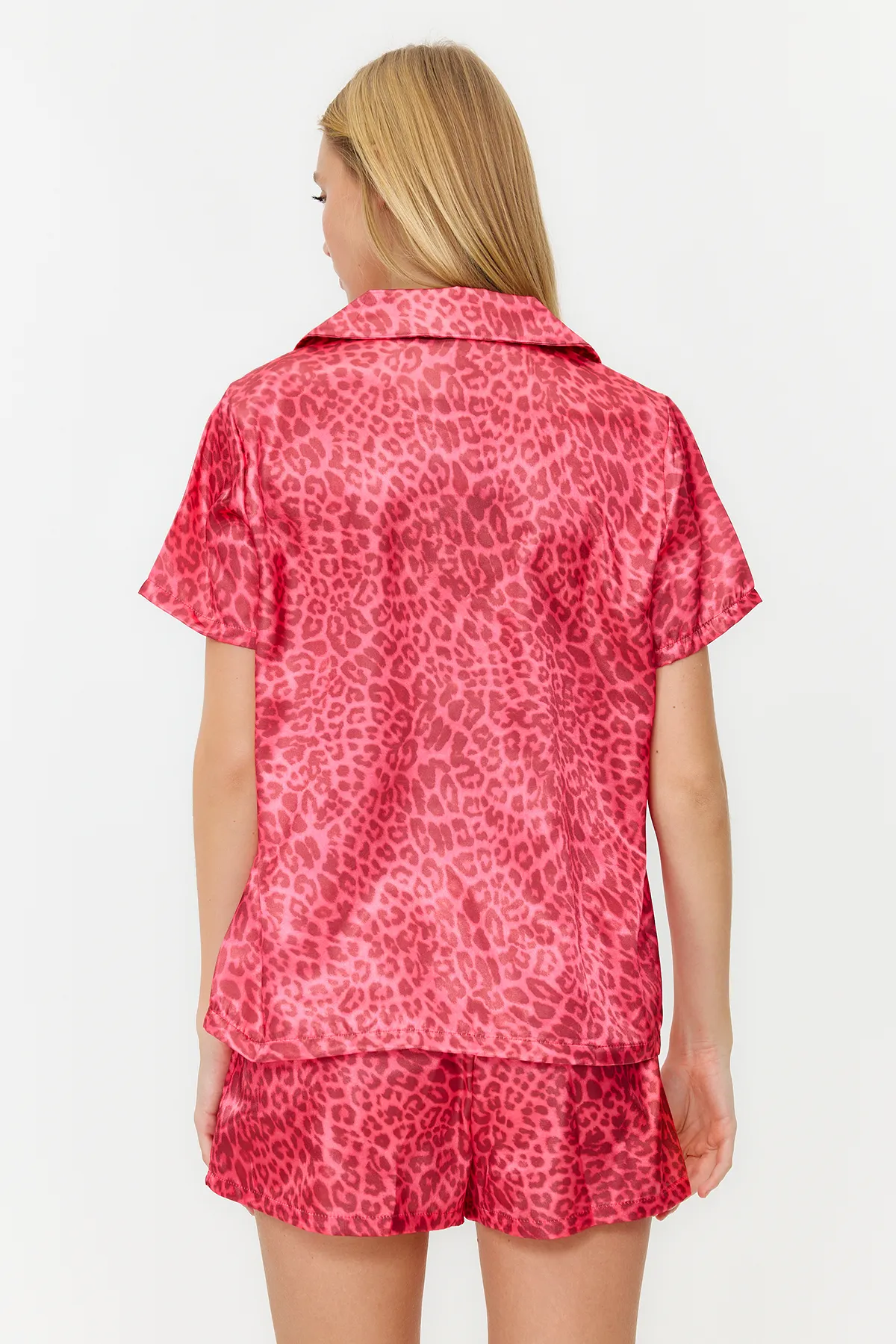 Trendyol Collection  Burgunderrotes, mehrfarbiges, gewebtes Pyjama-Set mit Hemd und Shorts aus Satin mit Leopardenmuster THMSS20PT0158
