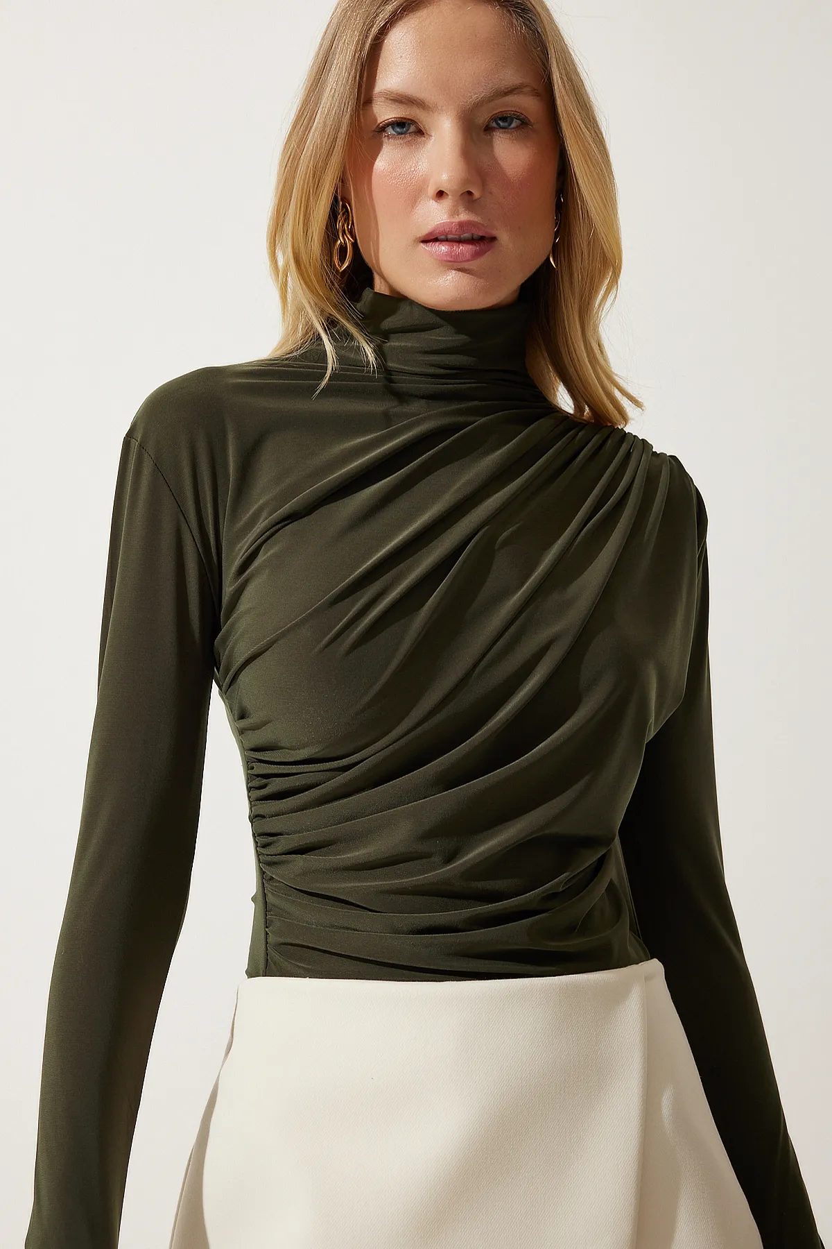 Happiness İstanbul  Khakifarbene Sandy Bluse mit Stehkragen und Kordelzug für Damen FF00135