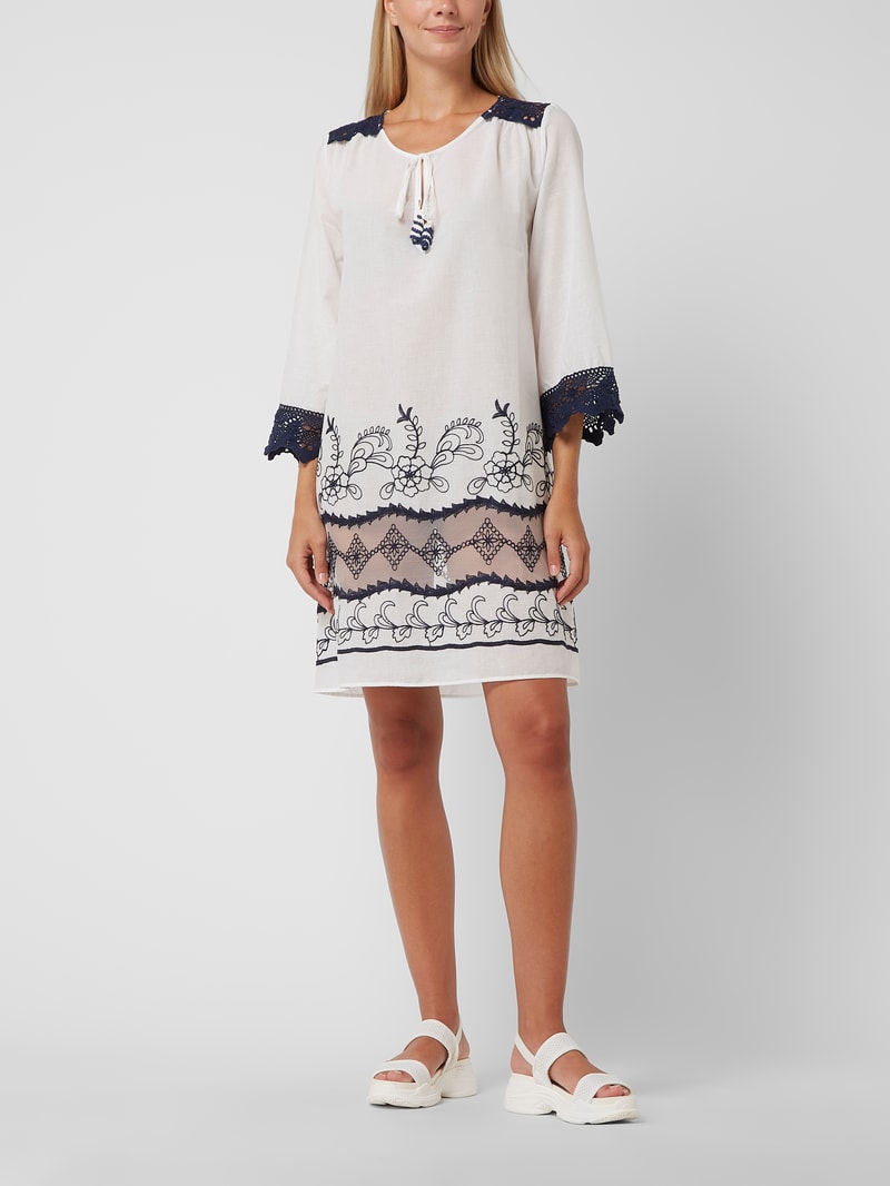 Kleid mit Häkelspitze in weiß