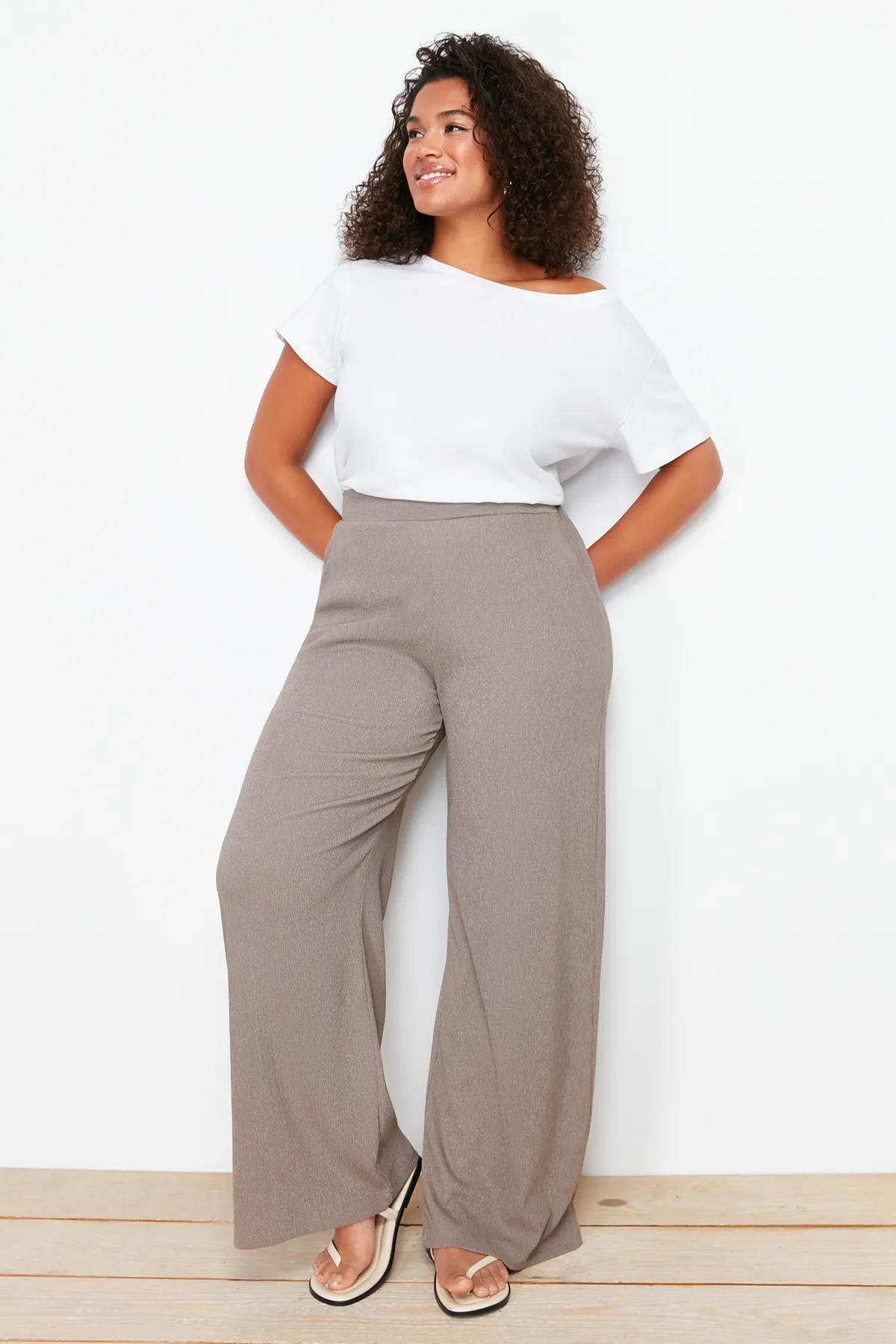 Trendyol Curve  Braune, weit geschnittene Strickhose TBSSS24AR00006