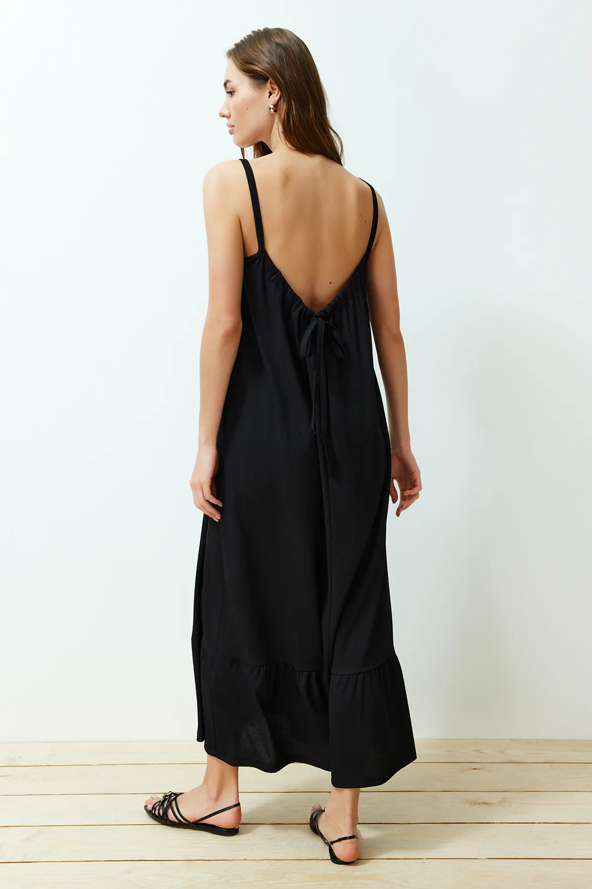 Trendyol Collection  Schwarzes, detailliertes, gewickeltes/strukturiertes Maxi-Strickkleid mit Trägern am Rücken TWOSS24EL00259