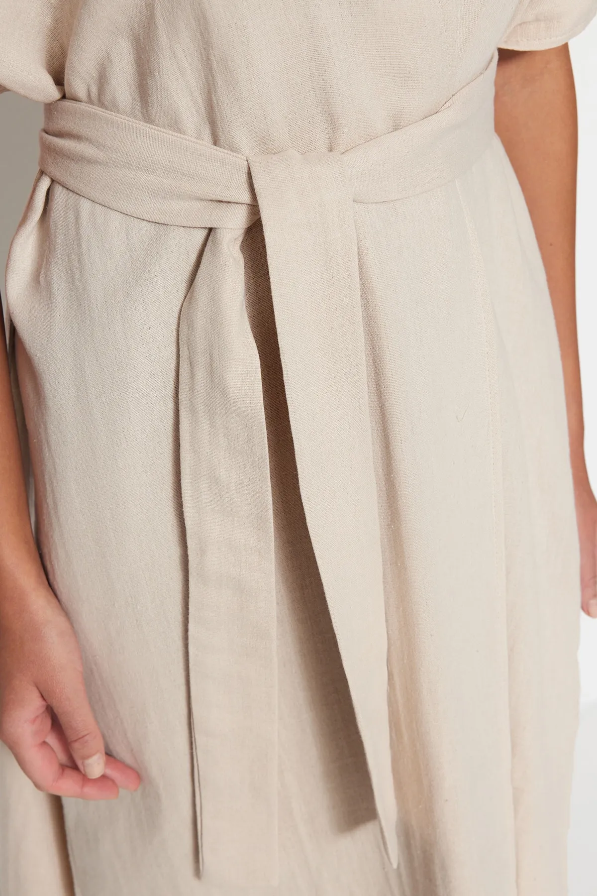 Trendyol Collection  Beigefarbener Maxi-Kimono und Kaftan aus gewebtem Musselin mit Gürtel und Schlitz aus 100 % Baumwolle TBESS23KM00019