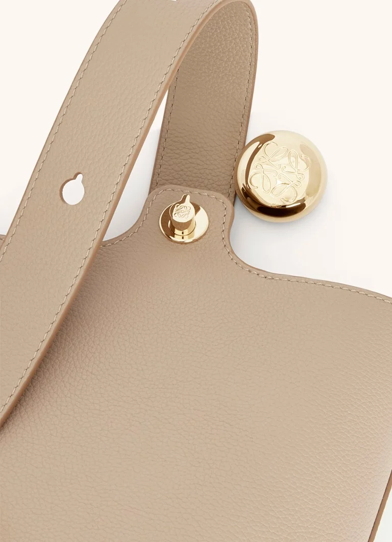 Borsa a tracolla LOEWE Pebble Bucket Mini in pelle di vitello