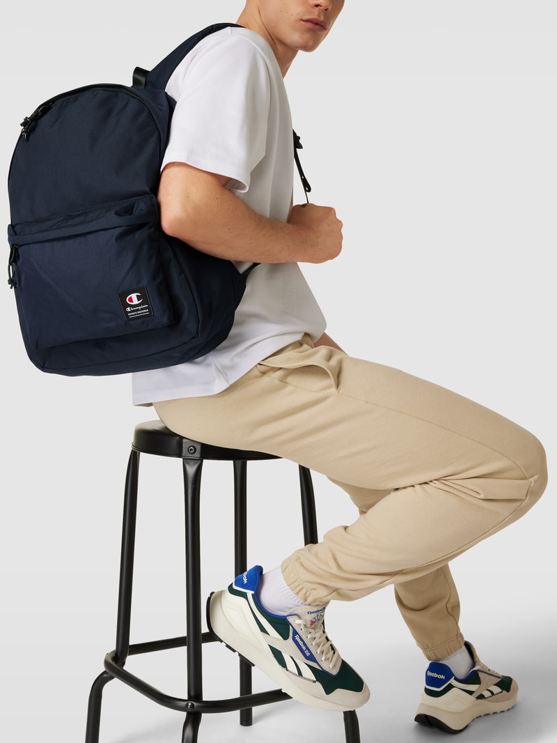 Rucksack mit Label-Details in marineblau