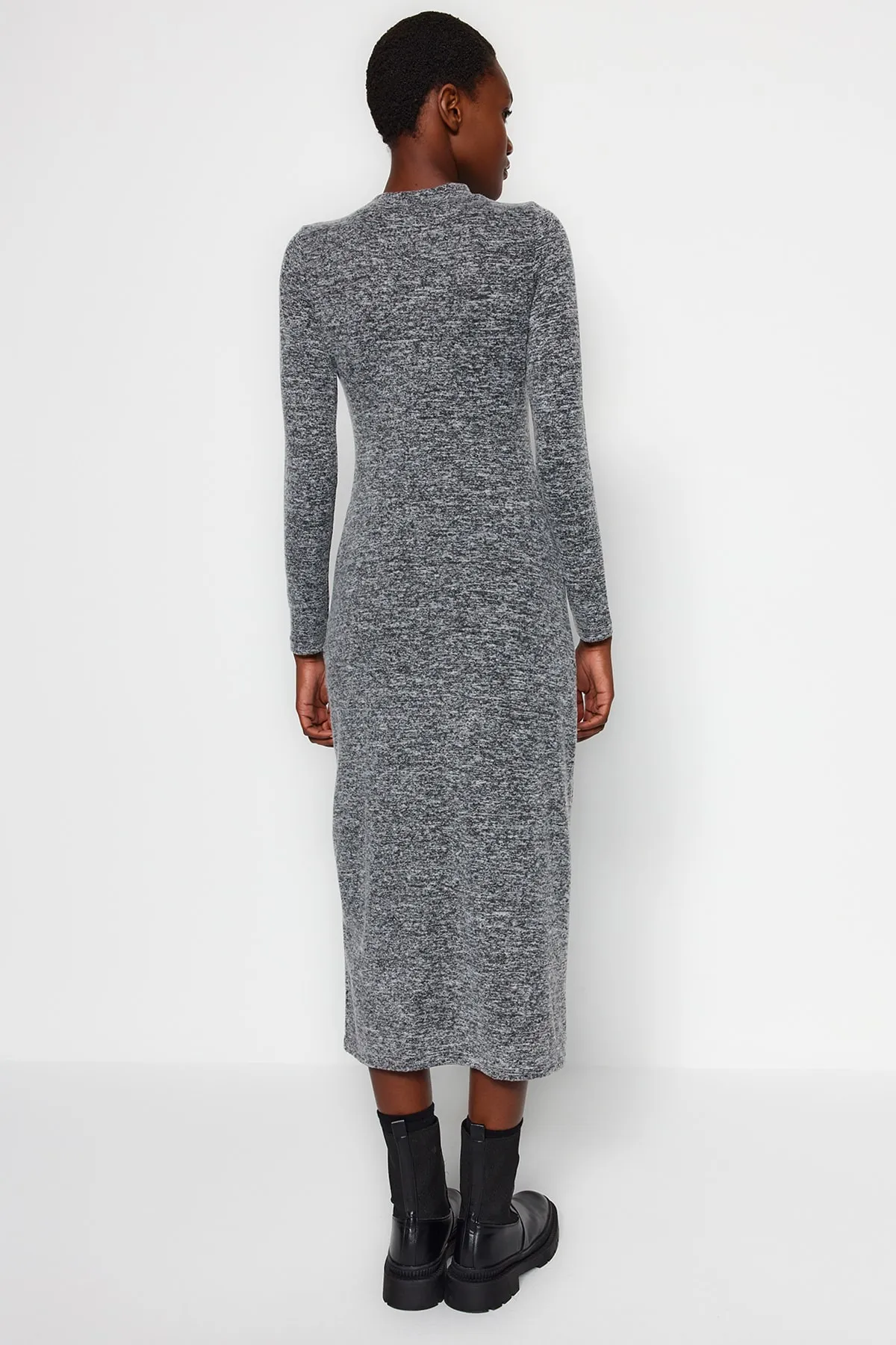 Trendyol Collection  Anthrazitfarbenes, weiches, figurbetontes Strickkleid in Midi-Länge mit Rundhalsausschnitt, Schlitz und Raffung TWOAW24EL00246