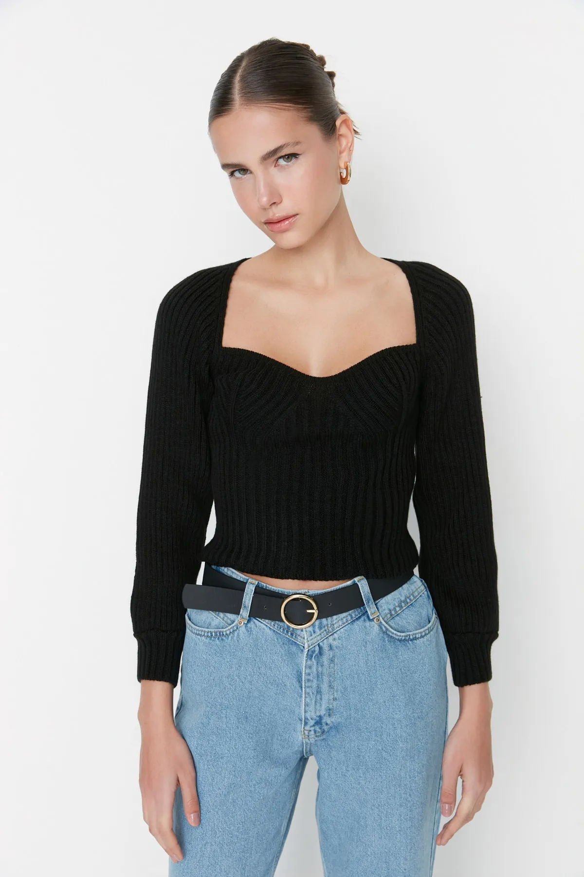 Trendyol Collection  Schwarzer kurzer Strickpullover mit Herzkragen TWOAW22KZ1760