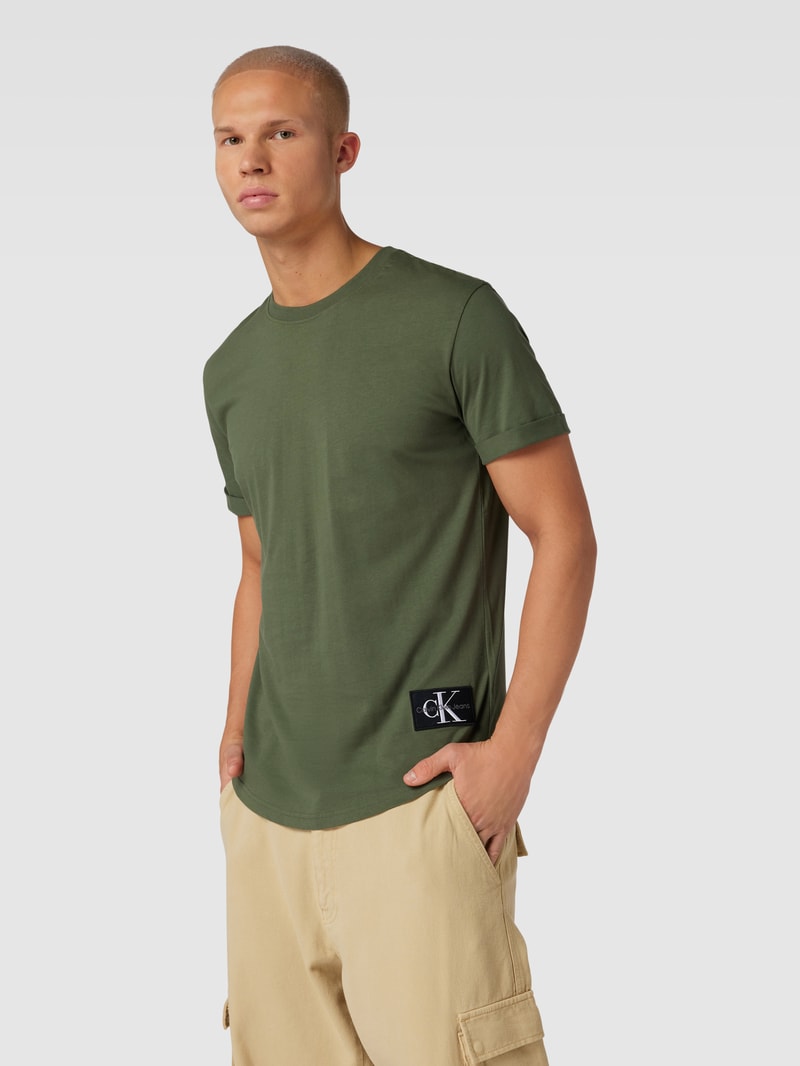 T-Shirt mit Label-Badge in olivgrün