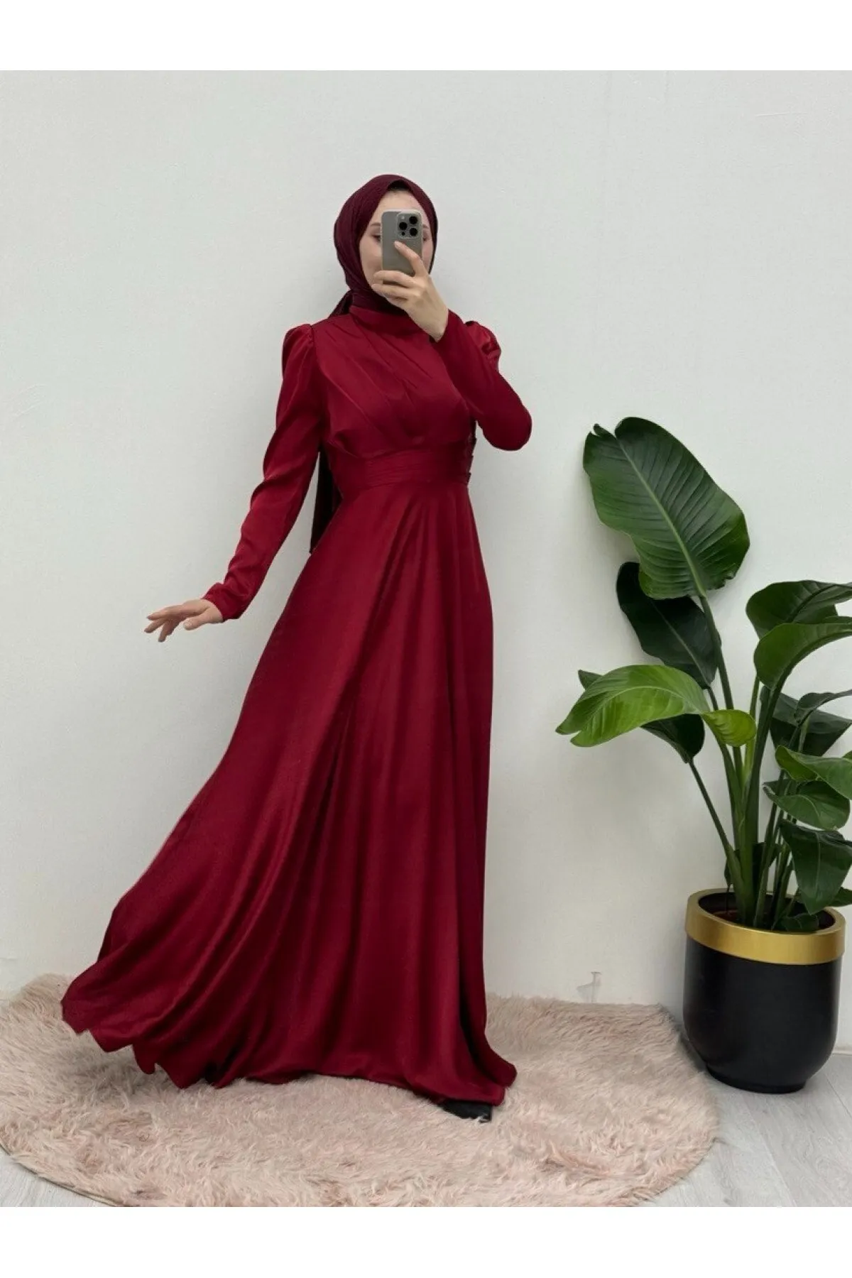 Modamorfo  Abendkleid aus Satin mit Falten vorne