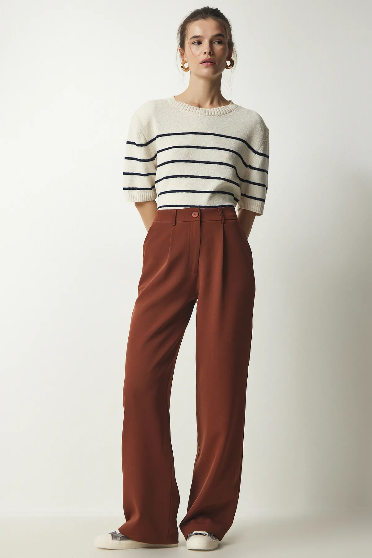 Happiness İstanbul  Damenhose aus gewebtem Stoff mit Fliesenfalten UB00188