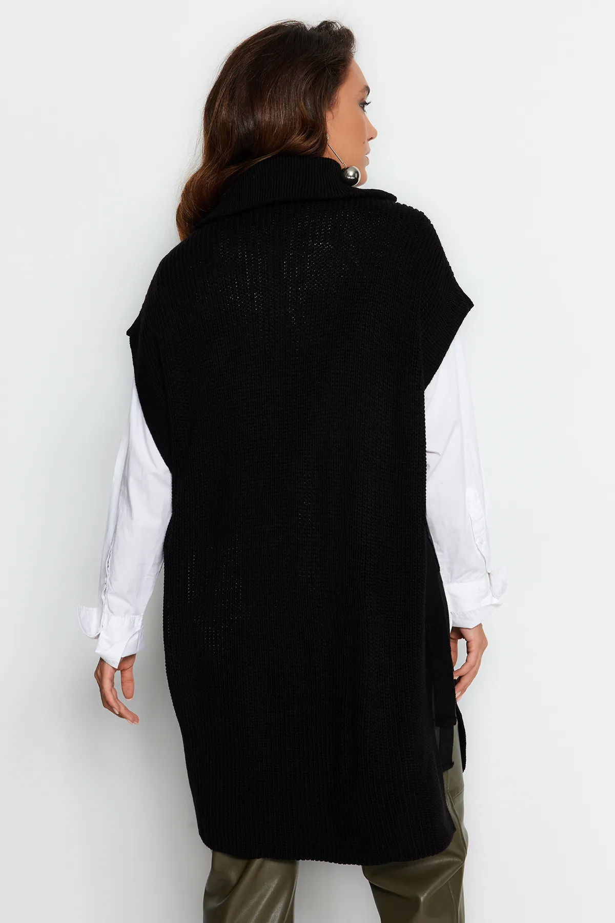 Trendyol Modest  Schwarzer Strickpullover mit seitlichem Bindeband und Reißverschlusskragen, detaillierter Strickpullover TCTAW22UV0009