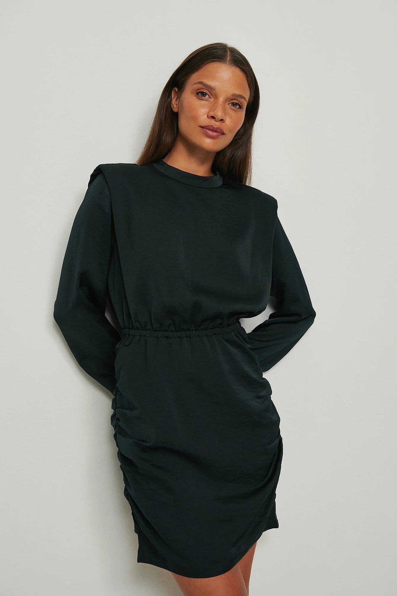 Minikleid mit gepolsterten Schultern und Kordelzug