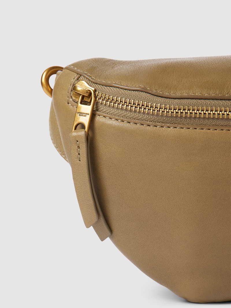 Crossbody Bag aus Leder Modell 'Tavia' in schlamm