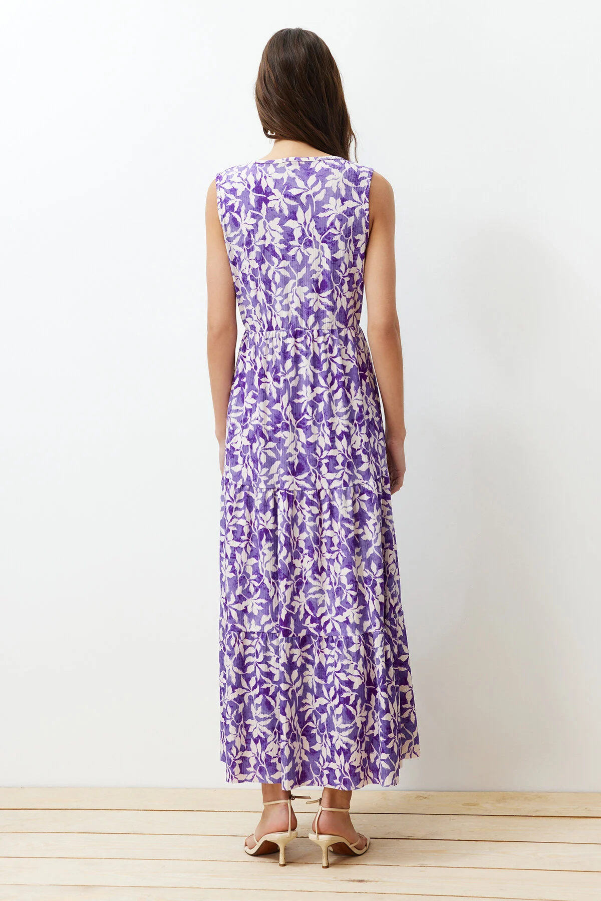 Trendyol Collection  Dunkelviolettes, florales A-Linien-Maxikleid mit V-Ausschnitt und ärmellosem A-Linien-Polyester-Camisole-Maxikleid TWOSS22EL1588