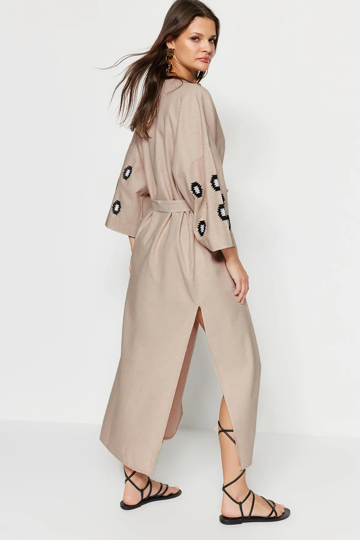 Trendyol Collection  Beigefarbener, gewebter, bestickter Maxi-Kimono und Kaftan aus Leinenmischung aus 100 % Baumwolle mit Gürtel TBESS21KM0175