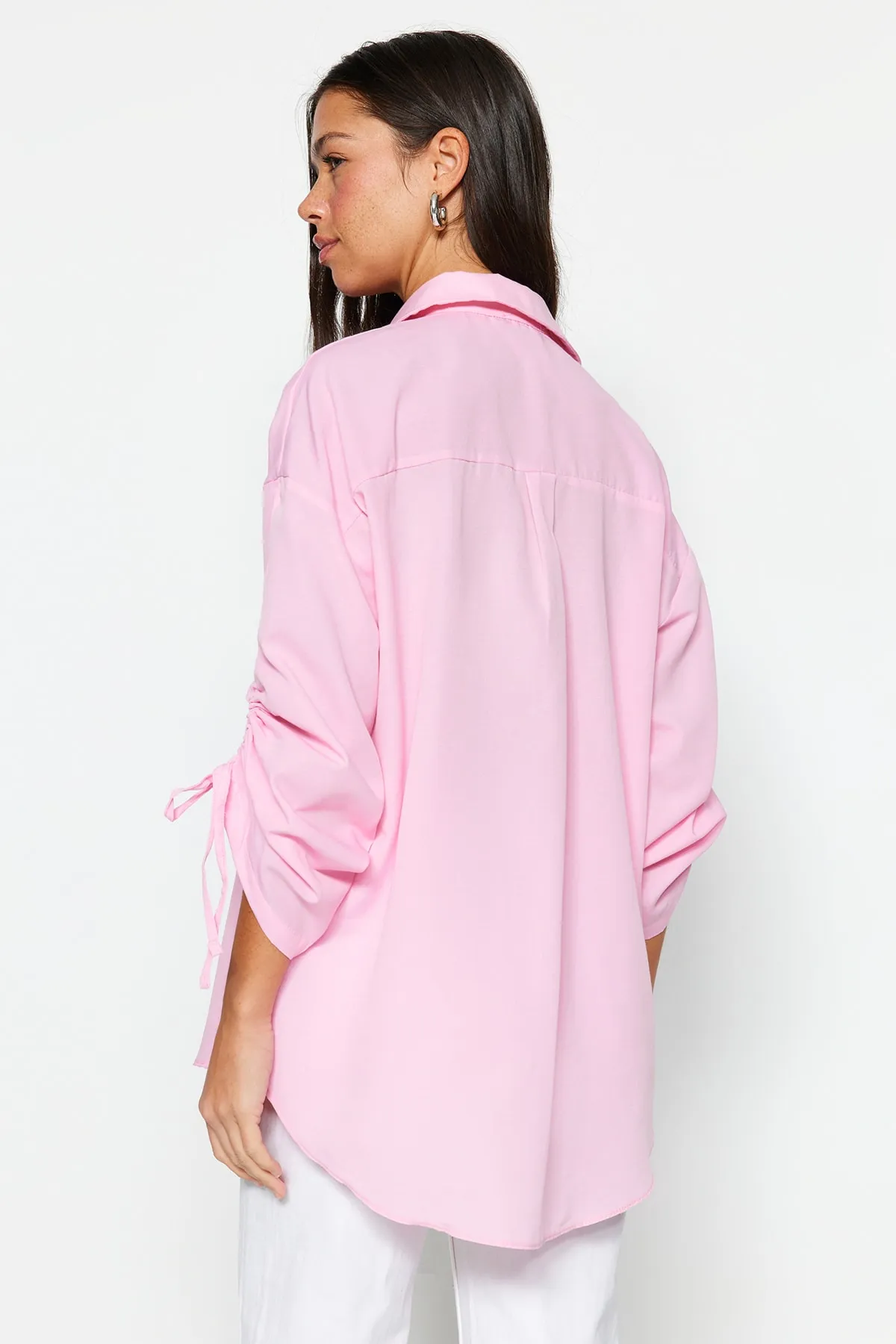 Trendyol Modest  Hellrosa Hemd aus gewebter Baumwolle mit verstellbaren Ärmeln und Kordelzug TCTSS23TG00011