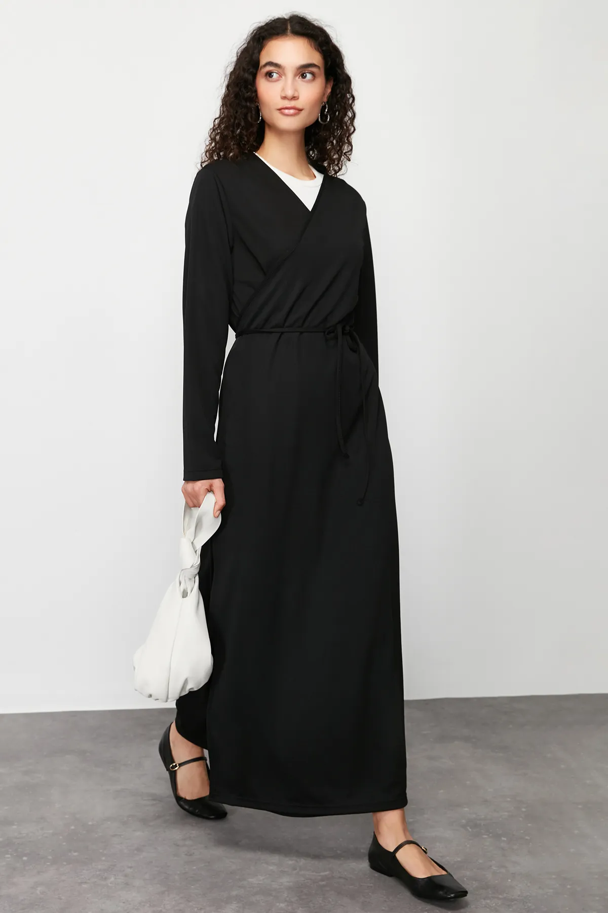 Trendyol Modest  Schwarzes, zweireihiges, schlicht gestricktes Gebetskleid mit Kragen und Gürtel TCTSS24EB00158